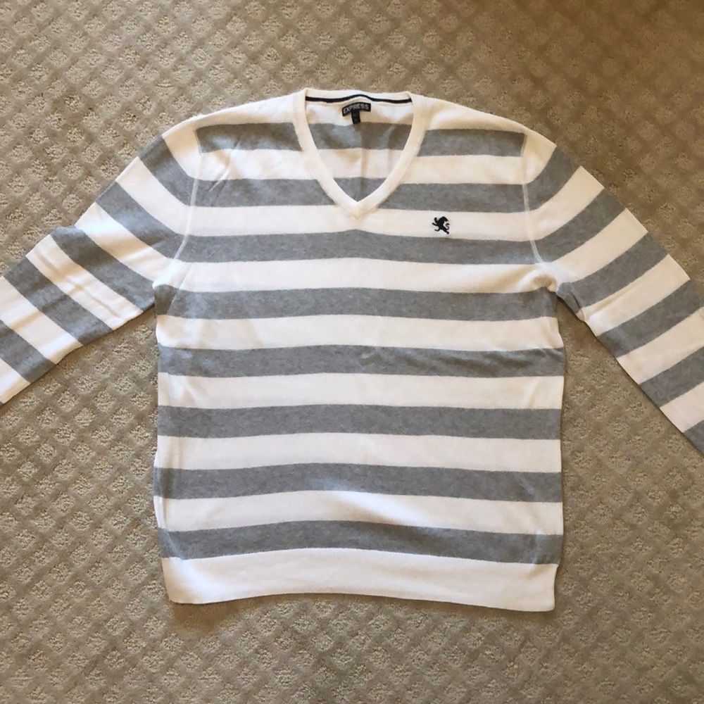 ⚪️ Men’s Express V-Neck Sweater
